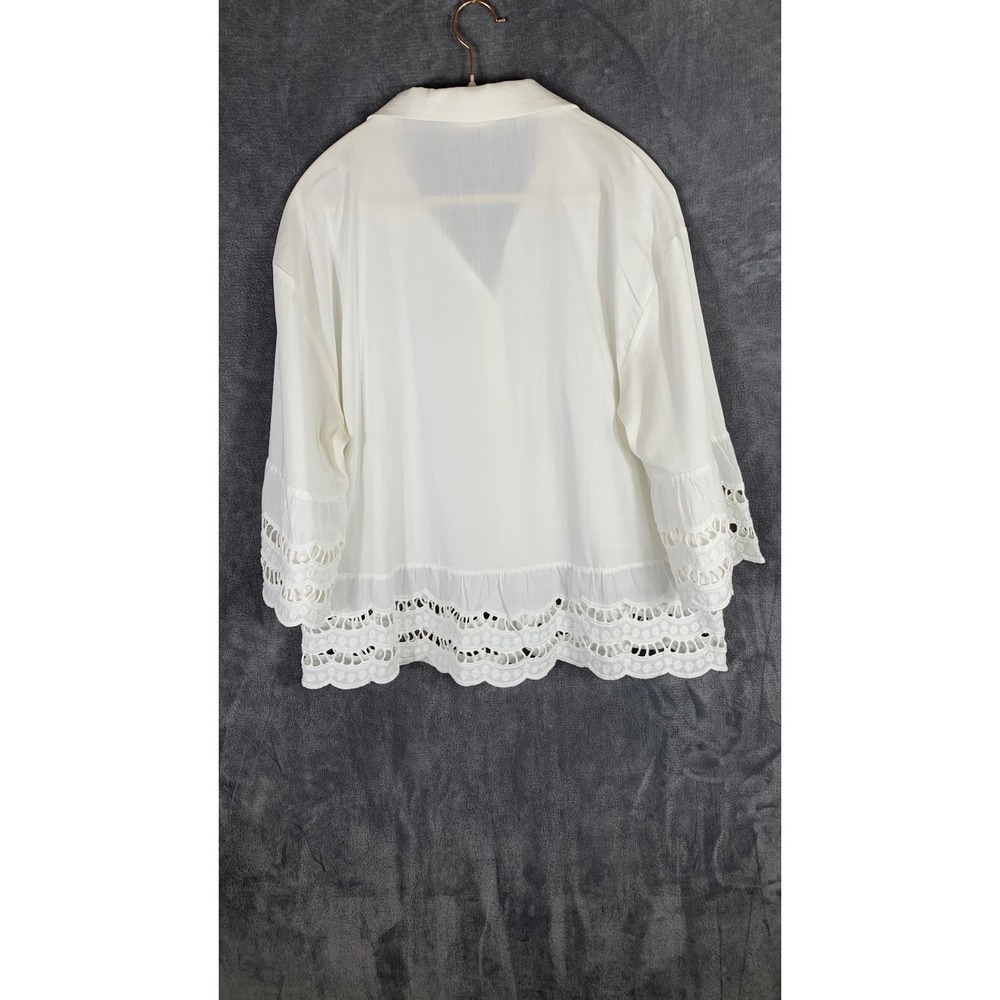 White Eyelet Lace Ruffle Hem Blouse 3/4 Sleeve Button Up Top Sz Medium - Picture 4 of 9